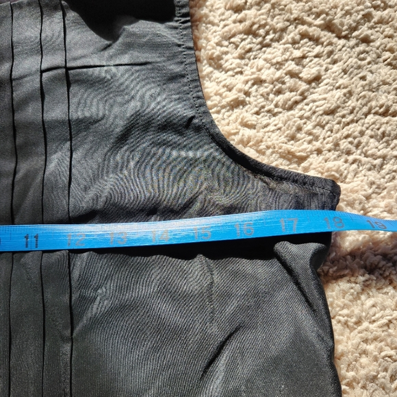 Banana Republic sleeveless blouse - Picture 8 of 9